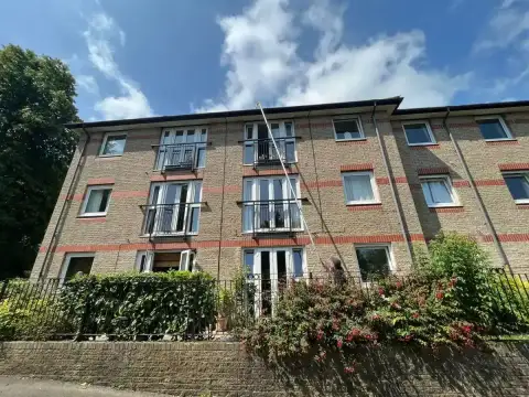 High-level gutter clearance in Cowes thumbnail